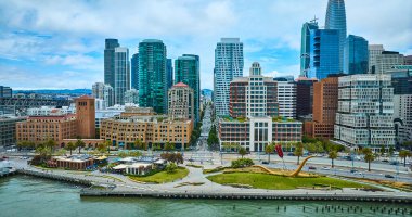 Boa ve ok heykeli Rincon Park 'ın görüntüsü. San Francisco şehir merkezindeki gökdelenler, CA