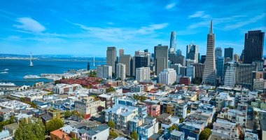 San Francisco şehir merkezindeki gökdelenlerin görüntüleri binalar ve Oakland Bay Köprüsü, CA