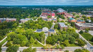 Güneşli yaz gününde Ball State Üniversitesi kampüsünün görüntüsü Muncie, Indiana