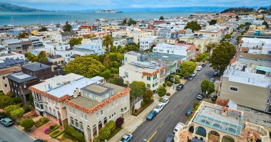 San Francisco 'da Alcatraz Adası, CA ile karayoluyla ayrılmış konut ve apartman görüntüleri