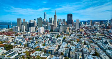 San Francisco şehir merkezindeki gökdelenlerin görüntüsü. Daireleri ve otelleri olan şehir havası, CA