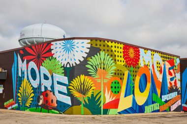 Daha Fazla Aşk Grafiti resmi. Soyut, uğur böceği ve çiçekli canlı renkler. Muncie 'de duvar, IN
