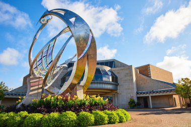 Minnetrista Müzesi ve Bahçeleri, Muncie Indiana 'nın oldukça havalı boyalı cam soyut heykeli.