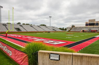 Scheumann Stadyumu 'nda boş stantları olan, durmak ya da ayakta durmak yasaktır tabelası.