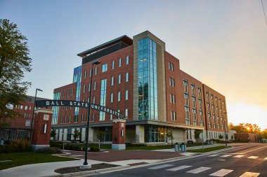 Sunrise Ball State Üniversitesi girişi. Kampüse binalı tabela. Muncie IN.