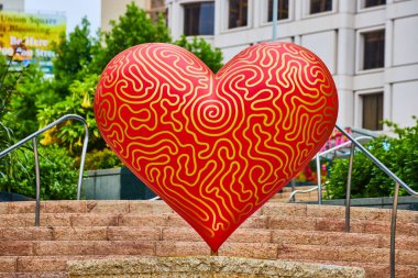 San Francisco, CA 'daki turistik Union Meydanı' nda altın tekno çizgileri olan Kırmızı Kalp Sanatı