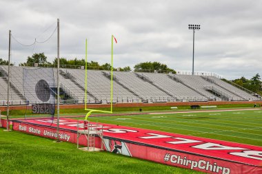 Boş tribünlerin ve kale direğinin resmi, Ball State Üniversitesi Scheumann Stadyumu futbol sahası