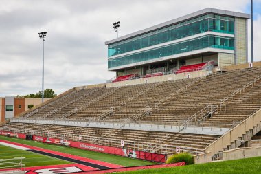Scheumann Stadyumu 'nun kardinallerinin kasvetli bir günde spor için boş tribünleri görüntüsü, Muncie Indiana