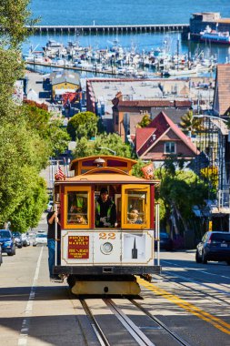 Tramvay sürücüsünün San Francisco Körfezi rıhtımı ve rıhtımında dik tepeden gelirken görüntüsü.