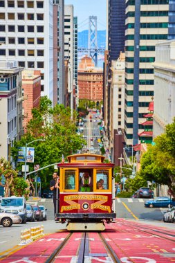 Van Ness Bulvarı tramvayı görüntüsü yokuş yukarı, San Francisco, CA