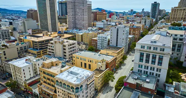 San Francisco şehir merkezindeki apartman ve otellerin görüntüsü güneşli hava, CA