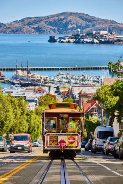 Dik, güneşli yolda giden Trolley tramvayı görüntüsü San Francisco Körfezi 'ndeki Alcatraz Adası, CA