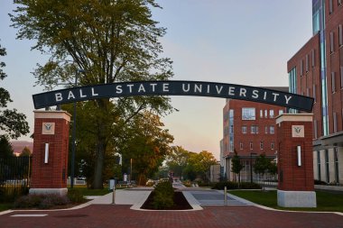 Ball State Üniversitesi kemer yolu resmi kampüse ve yüksek öğrenime açılıyor