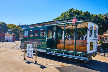 Boş, yeşil turist tramvay tramvayı görüntüsü döner dairesel platformlu yolun sonunda