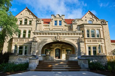 Minnetrista Müzesi ve Bahçeler Malikanesi 'nin görüntüsü yaz günü bulutlu mavi gökyüzünün altında