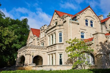 Minnetrista Müzesi ve Bahçeler 'in parlak ve güneşli yaz gününde mavi gökyüzünün altındaki görüntüsü, Indiana