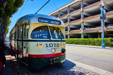 Castro 1972 tramvayı arka planda otoparkı olan San Francisco, CA