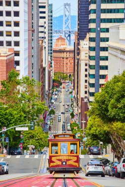 Van Ness Bulvarı tramvayı Oakland Bay Köprüsü 'ne doğru gidiyor.