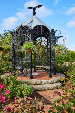 Minnetrista Müzesi ve Bahçeleri, Muncie Indiana 'da tuğla yolu ve kuşu olan siyah bahçe çardağı.