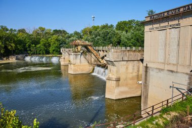 Şelaleli Maumee Nehri Barajı görüntüsü ve Fort Wayne, IN 'deki beton sütunlarda paslı ekipman