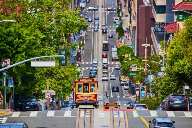 İki Van Ness Bulvarı tramvayı görüntüsü. Tepe, San Francisco, CA 'da karşılaştıktan sonra.