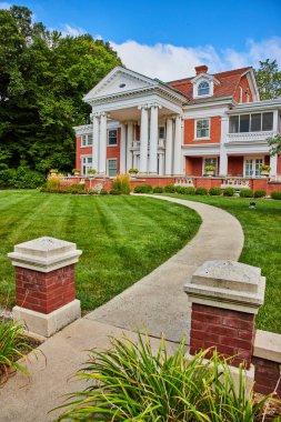 Minnetrista Müzesi ve Bahçeler 'in yaz günü Maplewood tuğlalı sütun girişi.