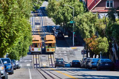 Güneşli bir Kaliforniya gününde tepede iki trollün yan yana, yukarı doğru eğimli görüntüsü