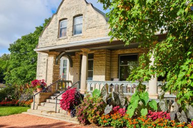 Brick 'in evi, evi ya da evi ipotekli ve bahçesinde güneşli bir peyzaj olan evi, Muncie IN