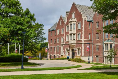 Açık yaz gününde Ball State Üniversitesi kampüsünü öğrenmek için güneşli bir yer.