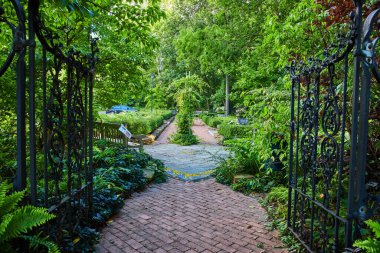 Minnetrista Müzesi 'ni ve kırmızı tuğlalı bahçeleri çerçeveleyen Kara Kapı görüntüsü, Muncie Indiana