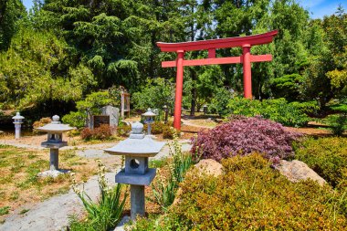 Japon Bahçesi 'ndeki Torii Kapısı' na hoş geldin resmi. Güneşli bir günde yol boyunca uzanan taş fenerler.