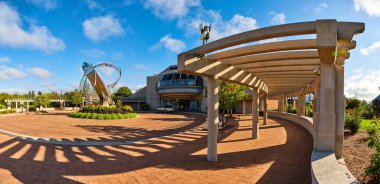 Panorama Minnetrista Müzesi ve Bahçeler 'in soyut heykel ve teras yolu girişi