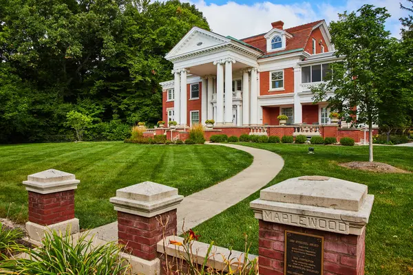 Minnetrista Müzesi ve Bahçeler 'deki evin girişindeki Maplewood tabelası.