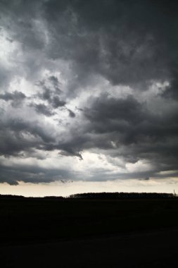Nature Fury: Uğursuz fırtına bulutları Ohio kırsalının üzerinde belirdi, dramatik ve öngörülebilir bir atmosfer yarattı.