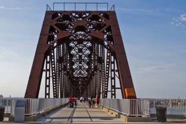Şehir Hayatı Açılıyor: Louisvilles 'i keşfetmek Tarihi Çelik Truss Köprüsü' nü Urban Walkway 'e çevirdi - Bisikletçilerin ve yayaların sakin yürüyüşlerden zevk aldığı canlı bir topluluk alanı,