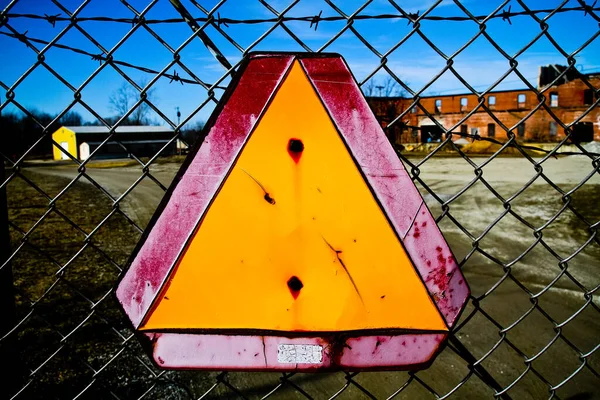 Κοντινό Πλάνο Του Weathered Warning Sign Chain Link Fence Industrial — Φωτογραφία Αρχείου