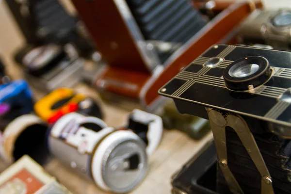 빈티지 복잡한 사항과 아코디언 벨로우즈가있는 클래식 카메라는 골동품 카메라 컬렉션으로 — 스톡 사진