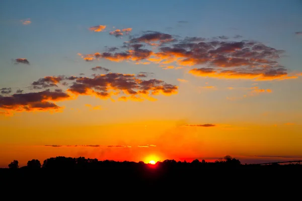 ミシガン州エンパイアの田舎の夕日を魅了し 暖かいオレンジとブルースの鮮やかな空を示しています 自然とウェルネスのコンテンツに最適なトランキルシーン — ストック写真
