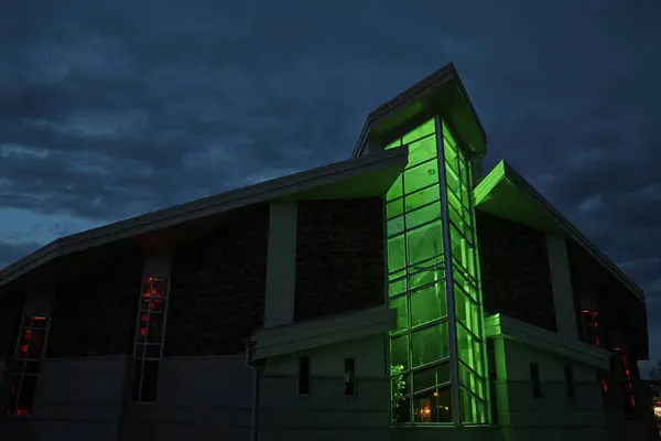 Twilight Elegance Modern Church Striking Green Lit Glass Structure Stands — Stock Photo, Image
