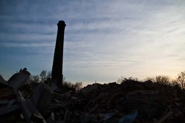 Pozostałości Przemysłowe Samotny Komin Pośród Ruin Louisville Kentucky Uchwytywanie Melancholijnego — Zdjęcie stockowe
