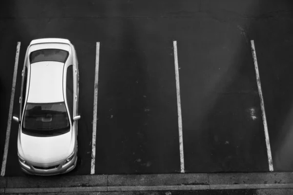 Γαλήνια Μοναξιά Στο Αστικό Τοπίο Ένα Μοναχικό Λευκό Αυτοκίνητο Ξεχωρίζει — Φωτογραφία Αρχείου