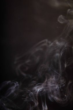 Karanlık bir arka planda büyüleyici ruhani dumanlar, narin desenler ve zarif hareketler sergiliyor. Soyut, gizemli ve zarif kavramlar için mükemmel..