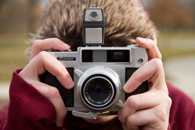Klasik Ricoh film kamerası açık hava macera ortamında fotoğrafçılığın özünü yakalıyor. Klasik sanata ve yaratıcı sürece duyulan nostaljik sevgi. Fort Wayne, Indiana.