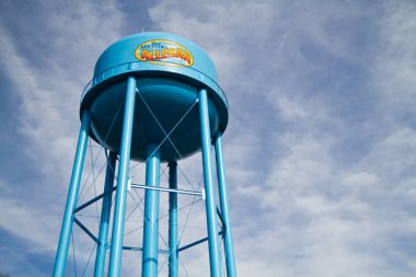 Allegan Su Kulesi - Allegan, Michigan 'ın yüksek mavi bir simgesi, su tedariği ve şehir planlamada toplum altyapısının önemini yansıtıyor.