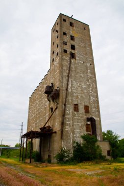 Doğu St. Louis 'in çürüyen endüstriyel kalıntıları terk edilmiş tahıl asansörü Illinois kırsalında, yıpranmış cephe, kırık camlar ve paslanmış paraşütler sergileniyor. Issızlığın ıssız bir sembolü..