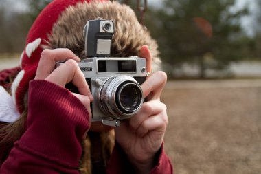 Vintage Film Camera in Action: Kadın Fotoğrafçı Fort Wayne, Indiana Winter 'da bir Ricoh 500 ile Anıları Yakalıyor