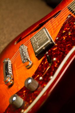 Karmaşık Detaylar ve Isınma Işıklarıyla Canlı Güneş Işığı Gitarı