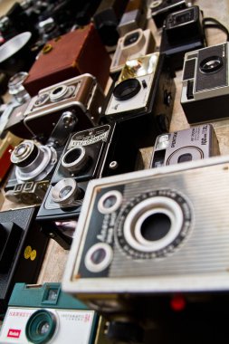 Vintage Camera Collection: Kutu, katlama ve çekim modelleri de dahil olmak üzere şaşırtıcı bir nostaljik film kamerası çeşitliliği gelişigüzel bir düzende sergilendi. Fort Wayne, Indiana 'dan.