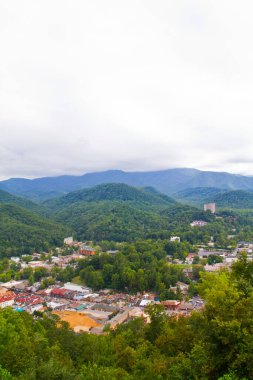 Idyllic dağ kasabası yemyeşil bir vadiye yerleşmiş, doğa ve konukseverliğin uyumlu bir karışımını sunuyor. Gatlinburg 'u, Pigeon Forge' u, Tennessee 'yi keşfedin. Düğünler için büyüleyici bir güzellik ve daha fazlası..