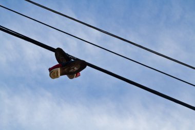 Şehir Efsaneleri: Louisville, Kentucky 'nin Skyline' ına karşı Nostaljik Ayakkabılar Güç Hatlarından Asıldı